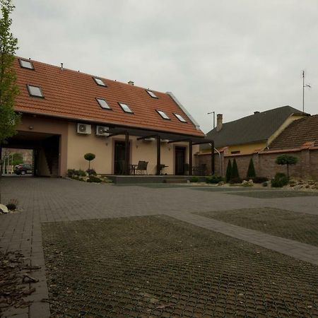 Royal Residence Apartments Gyula Exterior photo
